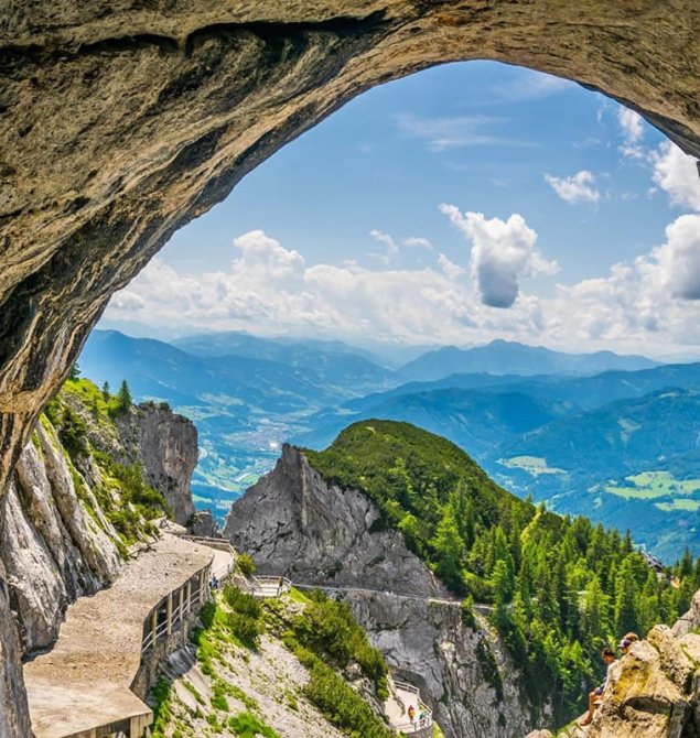 Eingang in die Eisriesenwelt in Werfen - Blick ins Salzachtal