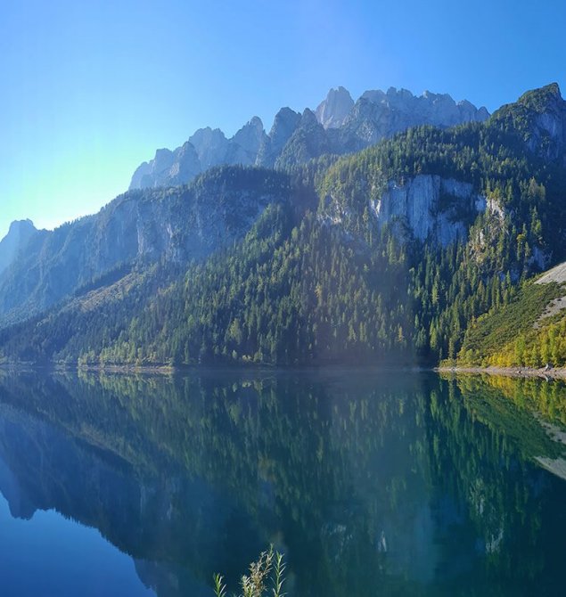 Spiegelungen im glasklaren Wassser des Gosausees