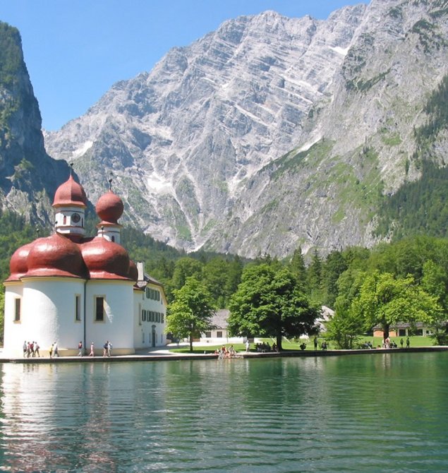 Die Kirche von St. Bartholomä mit ihren roten Zwiebeltürmen