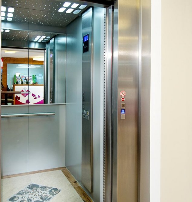 Lift mit Schneckenstein-Ornamenten