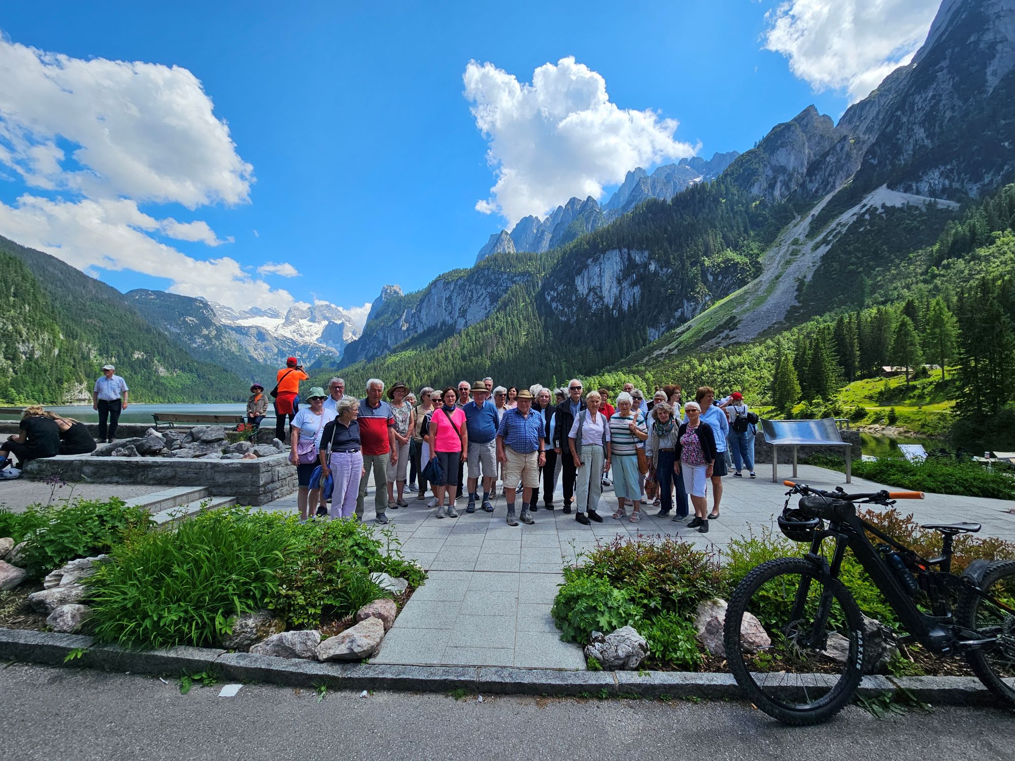 Busreisende am Gosausee