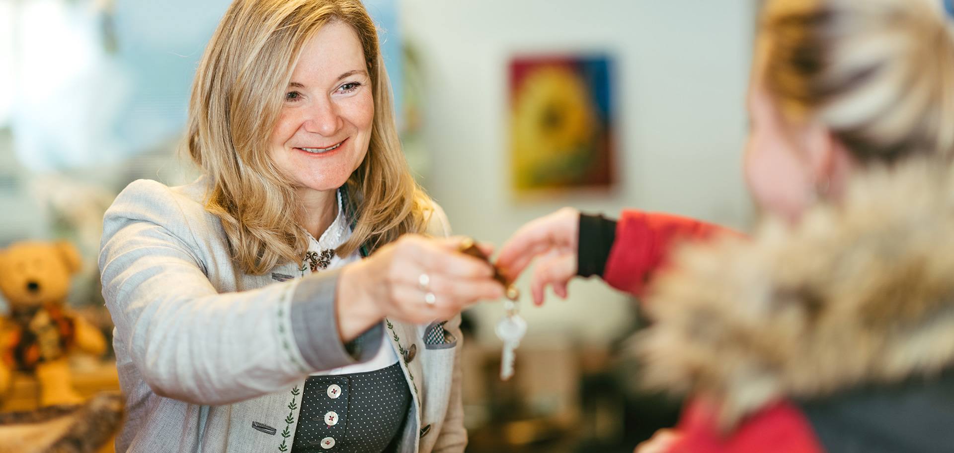 Gastgeberin Barbara Kerschbaumer begrüßt die Gäste