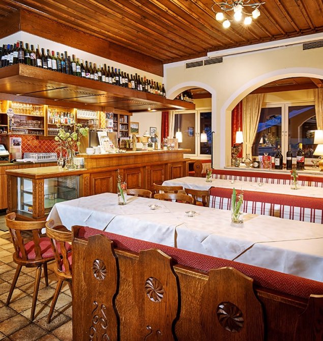 Traditionelle Restaurant Weinstube mit Bar