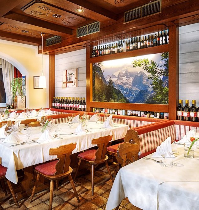 Traditionelle Restaurant Weinstube mit Bar