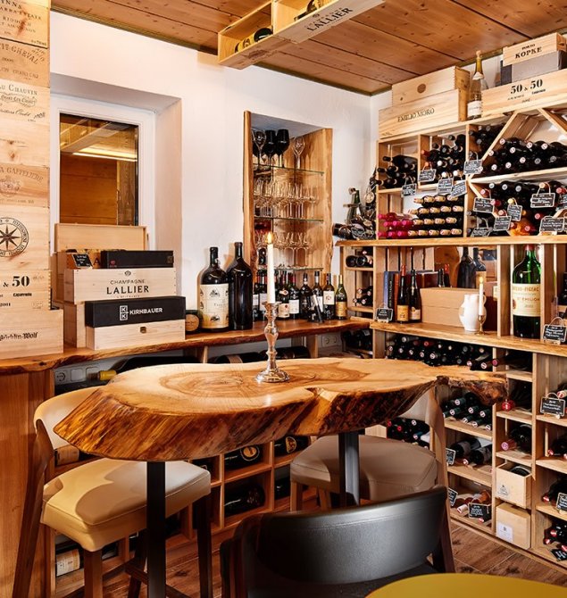Große Auswahl an Weinen in der Vinothek