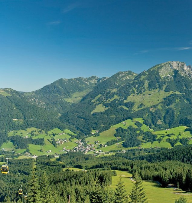 Blick von der Hornbahn ins Tal und auf das gegenüberliegende Gamsfeld