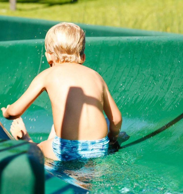 Auf der Wasserrutsche